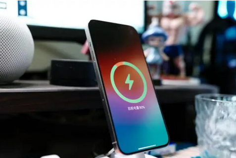 文城镇苹果15换屏服务分享用什么充电器给iPhone15充电更好 